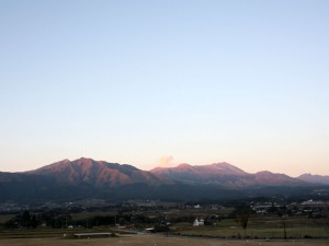 夕暮れの南阿蘇から見る阿蘇山